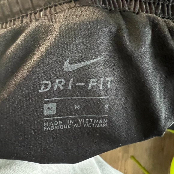 black and pink nike shorts - Picture 3 of 3